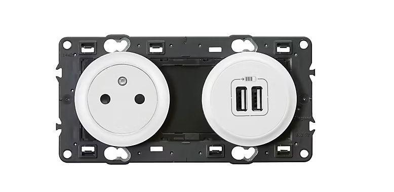 Mécanisme de prise avec terre surface lisse et prise USB Blanc Legrand Céliane